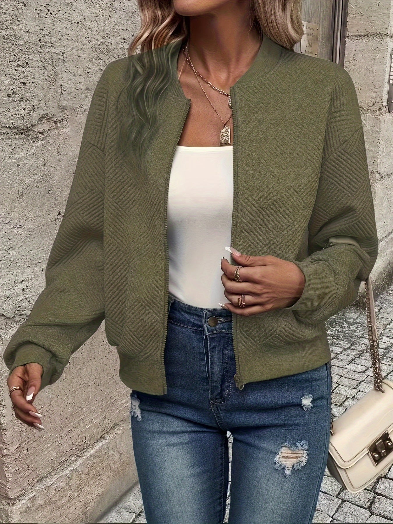 Effortless Quilted Bomber Jacket for Women with Crew Neck Long Sleeve Zip Front Cropped Casual Style