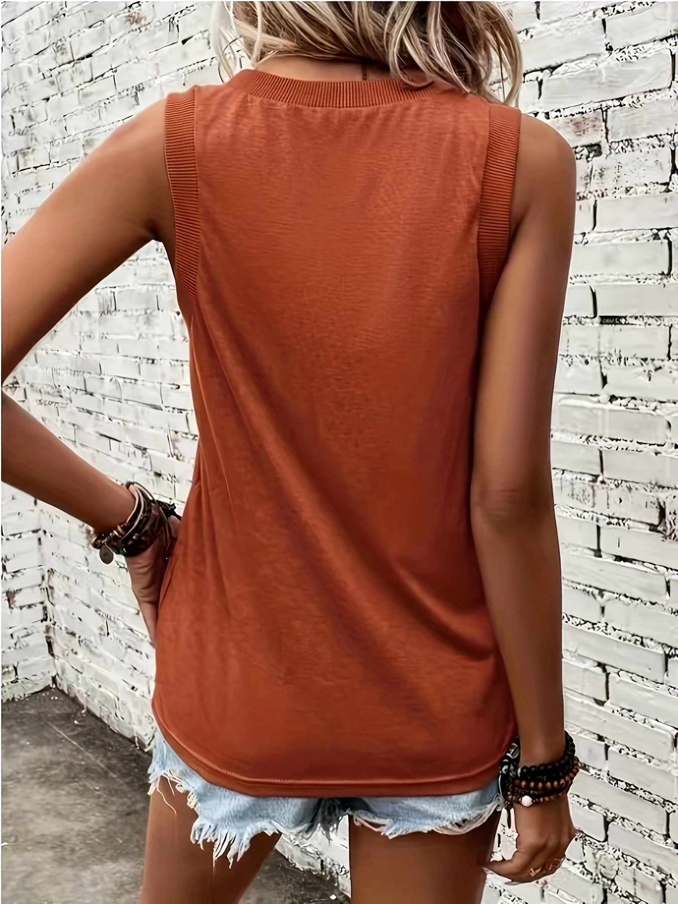Effortless Contrast Trim Tank Top for Women with V Neck Sleeveless Relaxed Casual Style