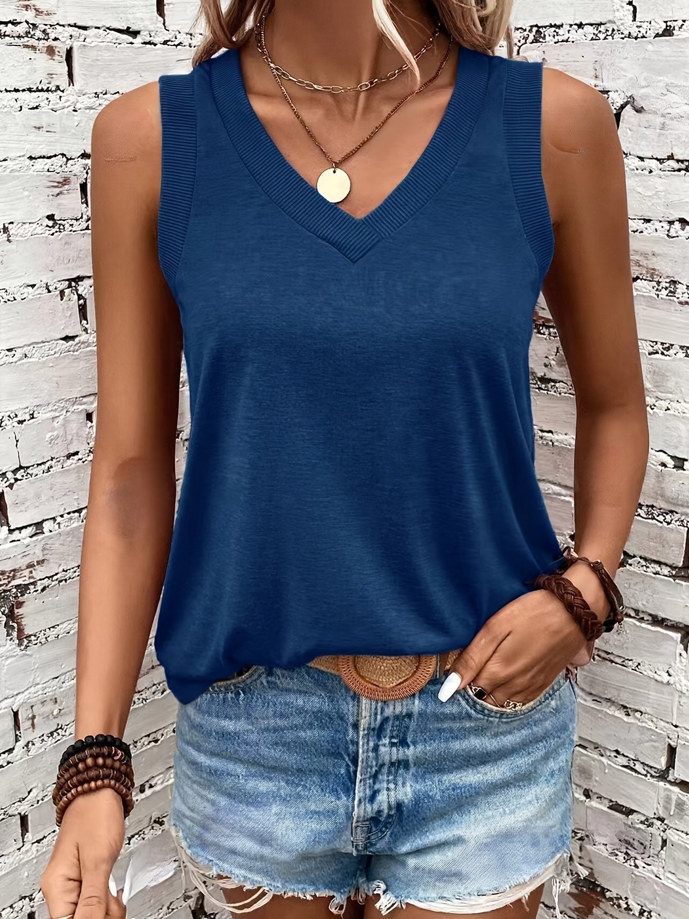 Effortless Contrast Trim Tank Top for Women with V Neck Sleeveless Relaxed Casual Style