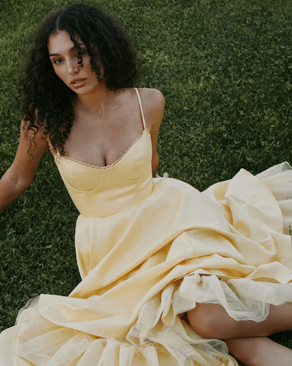Elegant Bustier Midi Dress for Women with Sweetheart Neckline Spaghetti Strap Tulle Hem Flowing Style