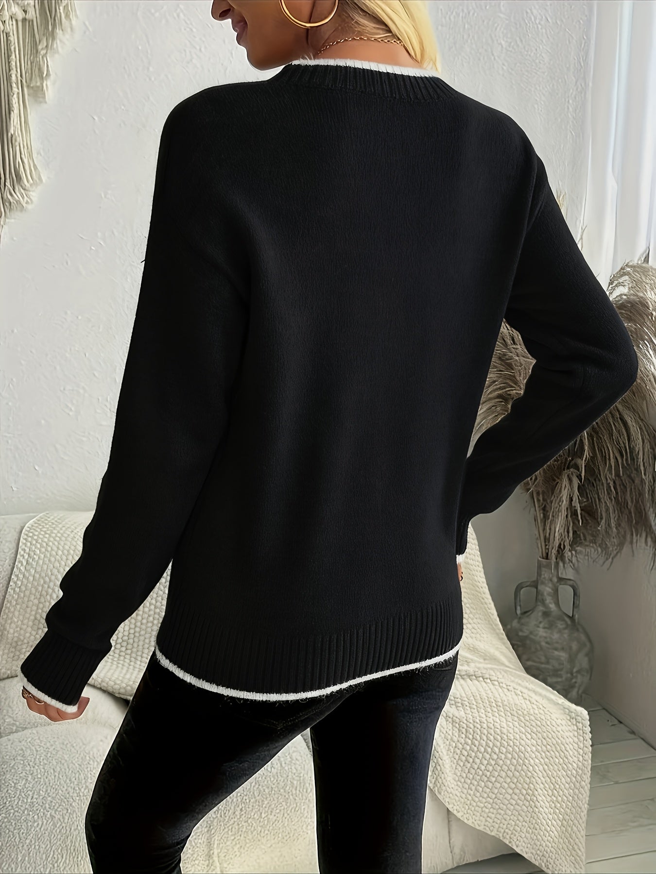Comfortable Snowflake Women's Christmas Sweater with Crew Neck Long Sleeve Relaxed Oversized Knit Style