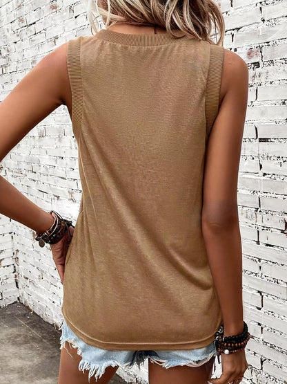 Effortless Contrast Trim Tank Top for Women with V Neck Sleeveless Relaxed Casual Style