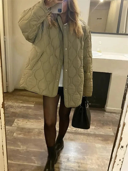 Comfortable Quilted Jacket for Women with Crew Neck Long Sleeve Snap Button Relaxed Winter Style