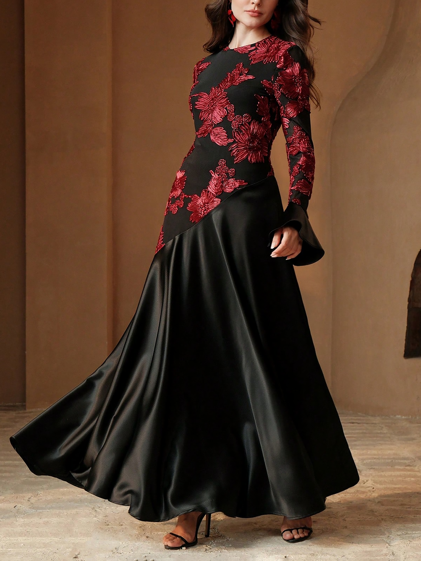 Elegant Black Floral Maxi Dress for Women with Round Neck Long Sleeve Flowing Mother Of The Bride Style