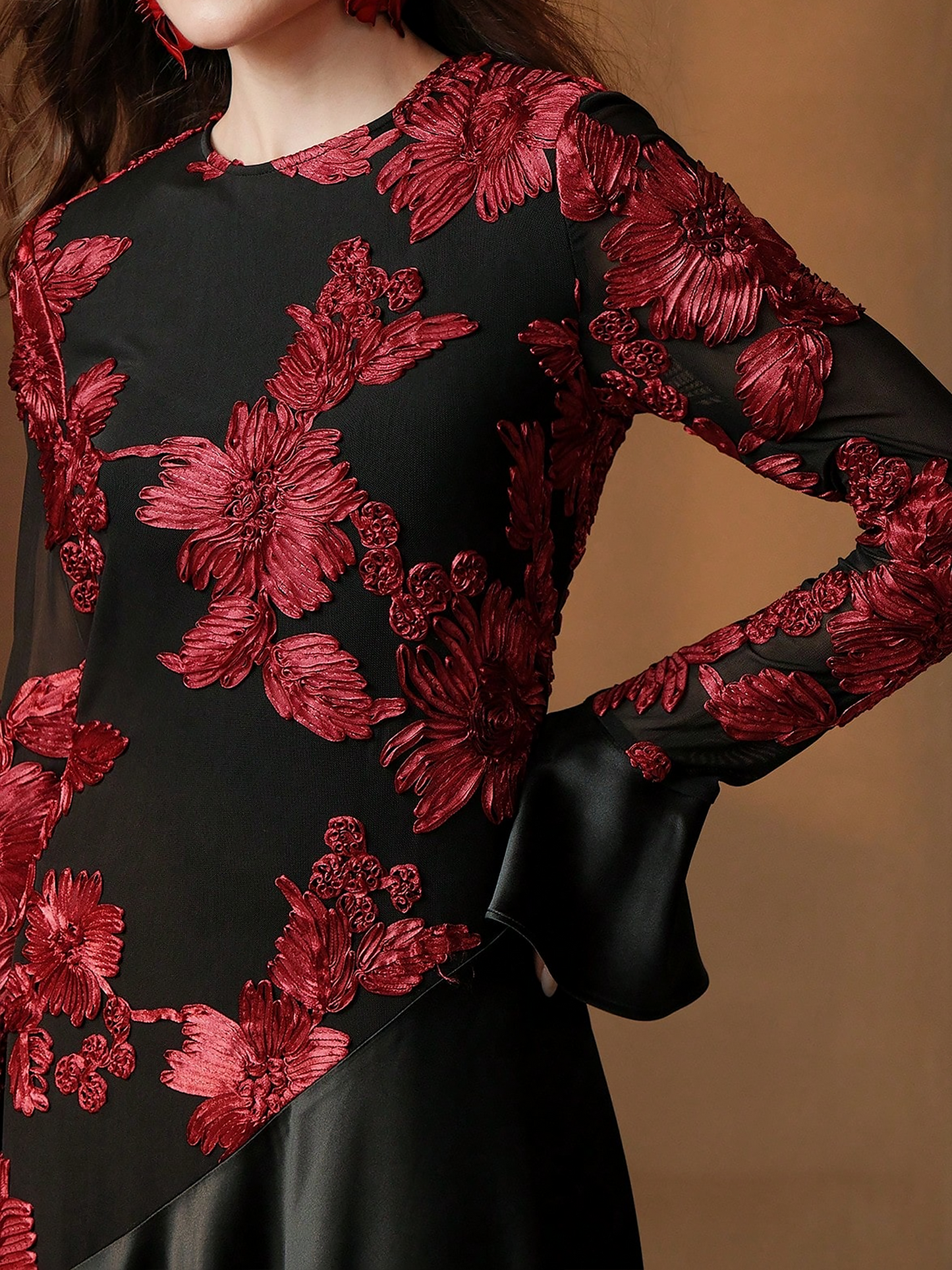 Elegant Black Floral Maxi Dress for Women with Round Neck Long Sleeve Flowing Mother Of The Bride Style