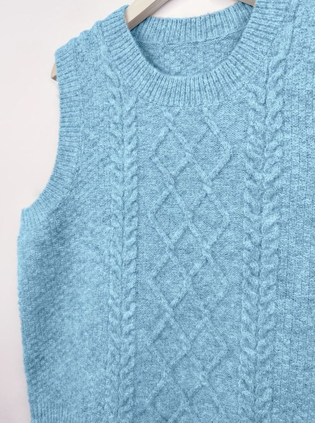 Cozy Cable Knit Sweater Vest for Women with Crew Neck Sleeveless Argyle Relaxed Style