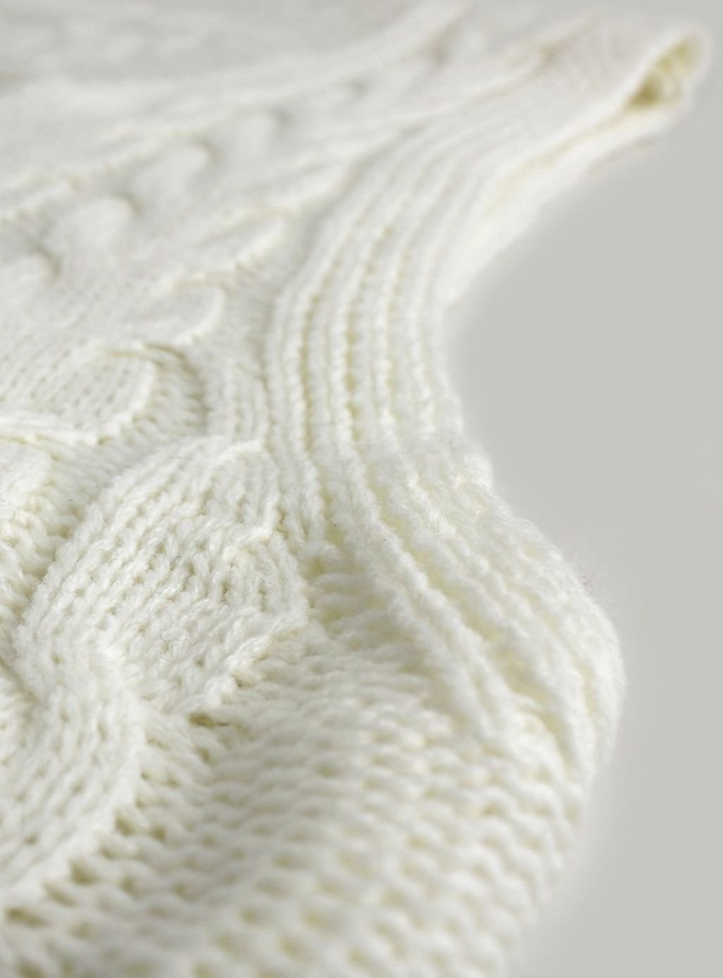 Cozy Cable Knit Sweater Vest for Women with V Neck Sleeveless Relaxed Oversized Style