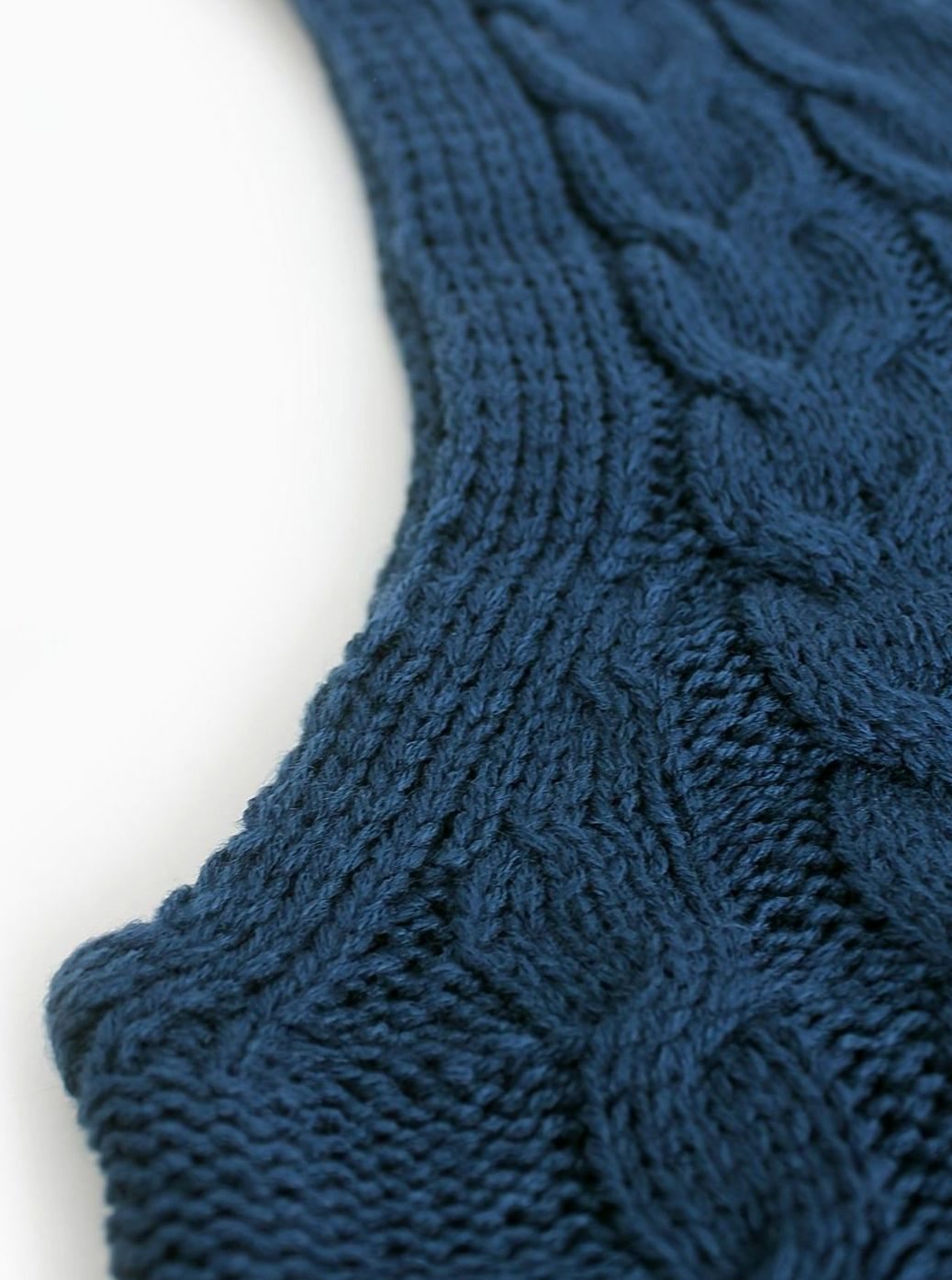 Cozy Cable Knit Sweater Vest for Women with V Neck Sleeveless Relaxed Oversized Style