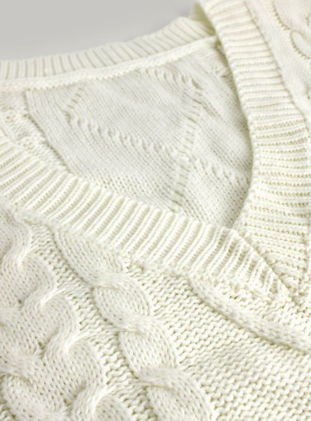Cozy Cable Knit Sweater Vest for Women with V Neck Sleeveless Relaxed Oversized Style