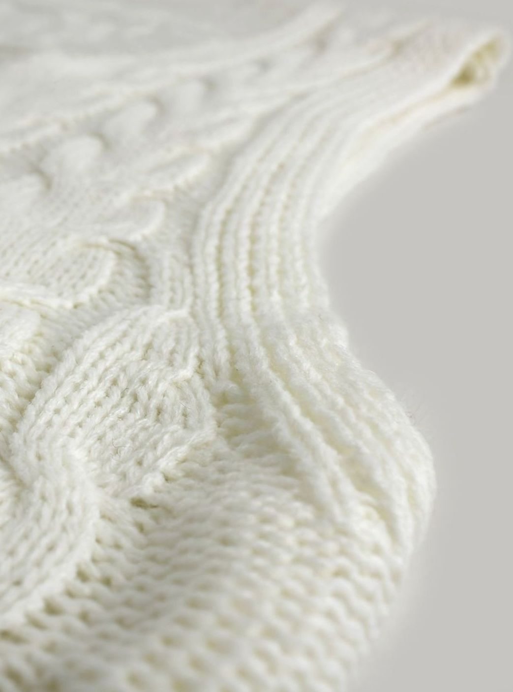 Cozy Cable Knit Sweater Vest for Women with V Neck Sleeveless Relaxed Oversized Style