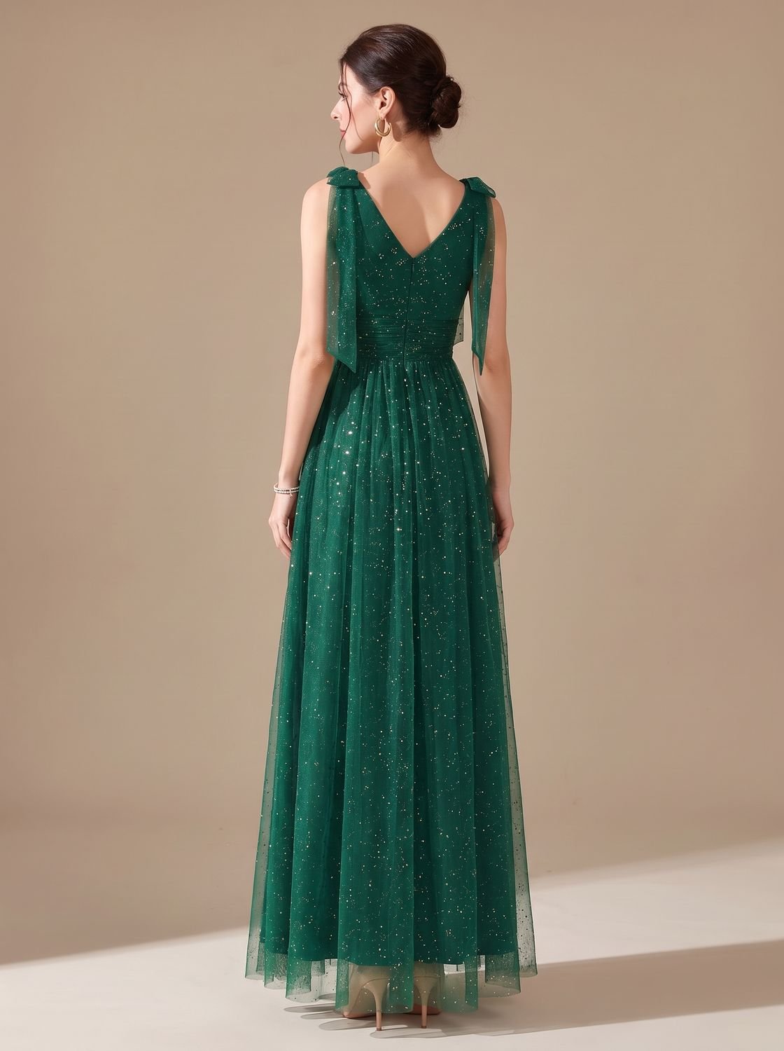 Elegant Glitter Tulle Wedding Guest Gown for Women with V-Neck Sleeveless Pleated Floor-Length Formal Style
