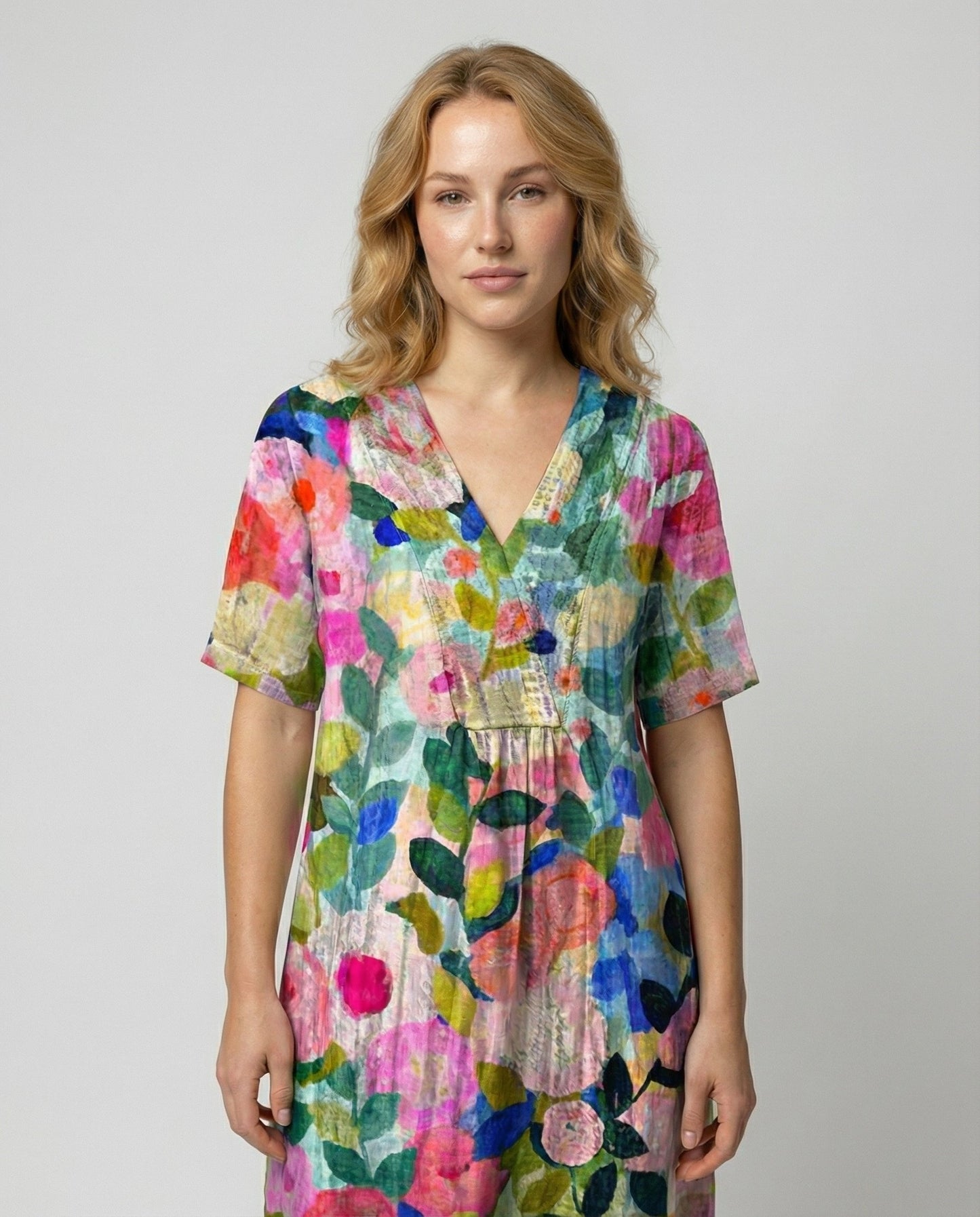 Effortless Floral Midi Dress for Women with V Neck Short Sleeve Relaxed Casual Style